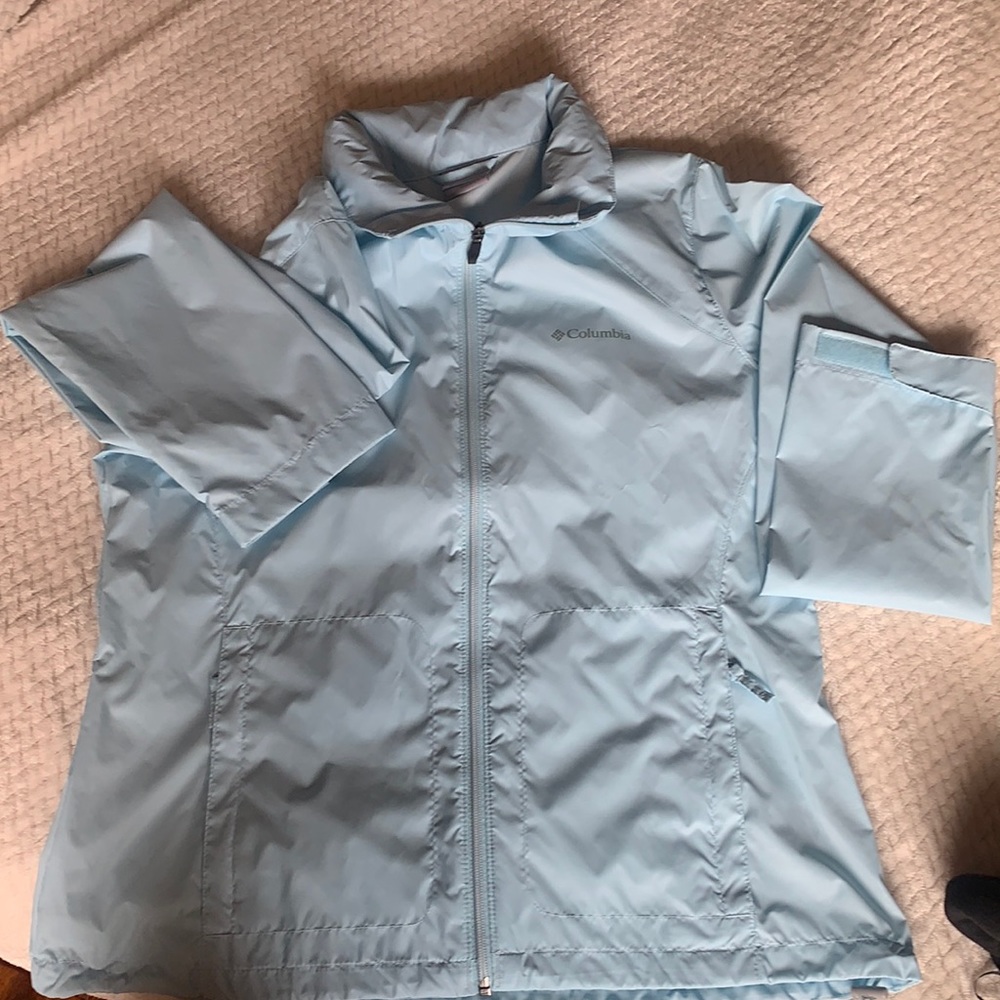 Columbia Sportswear Co. Switch Back Iii Hooded Lightweight Raincoat. never worn